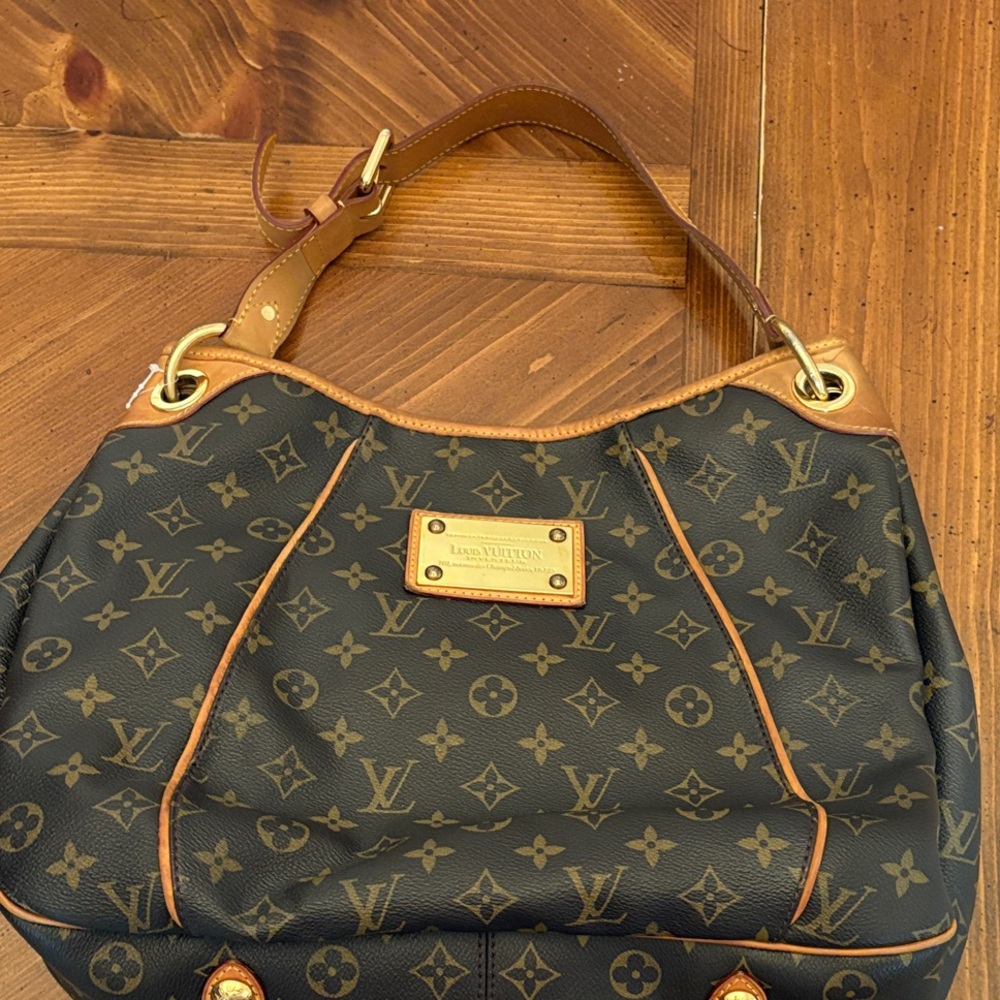 Louis Vuitton Galleria - Picture 1 of 7
